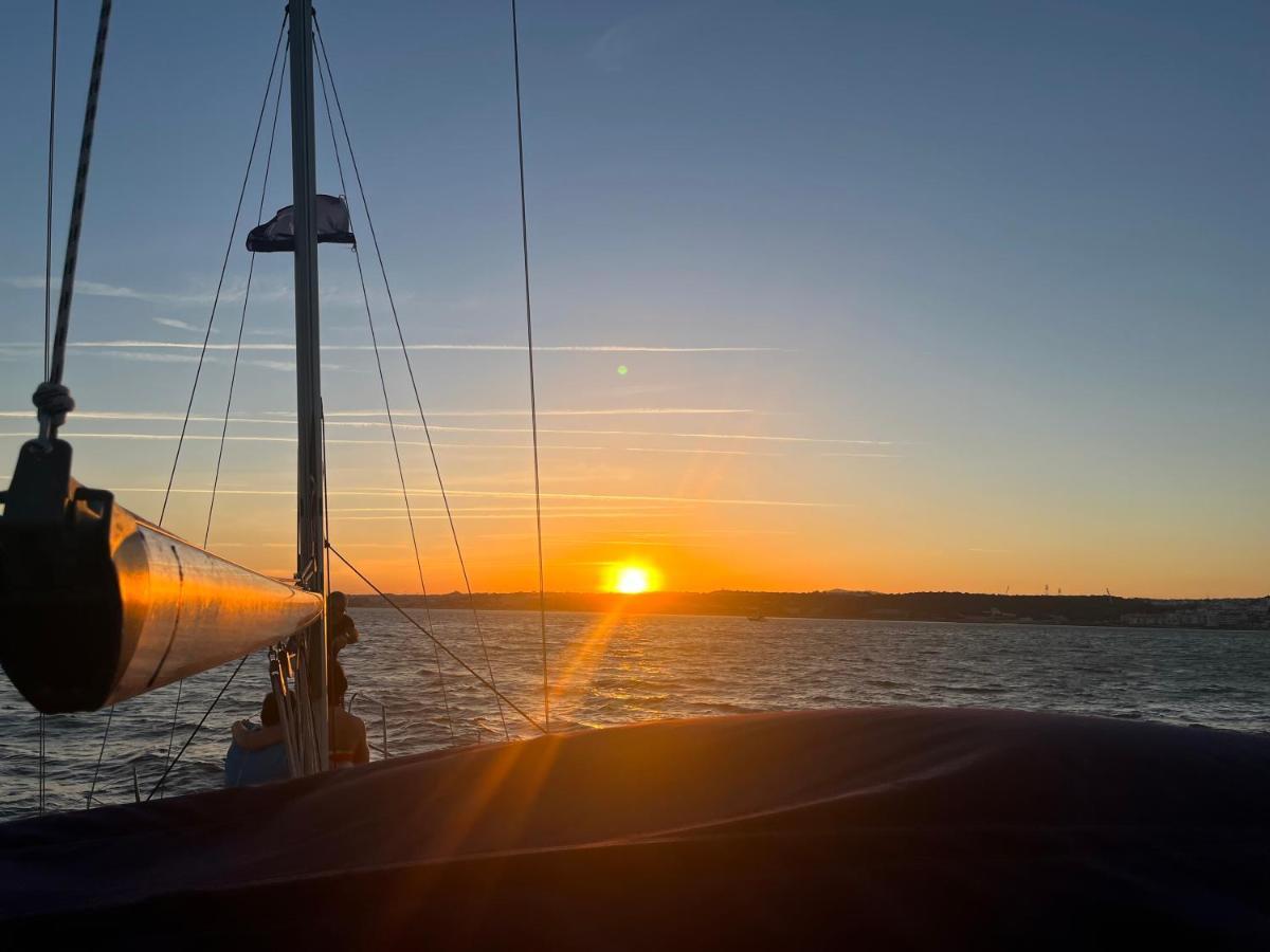 Stay In A Boat - Lisboa Bagian luar foto
